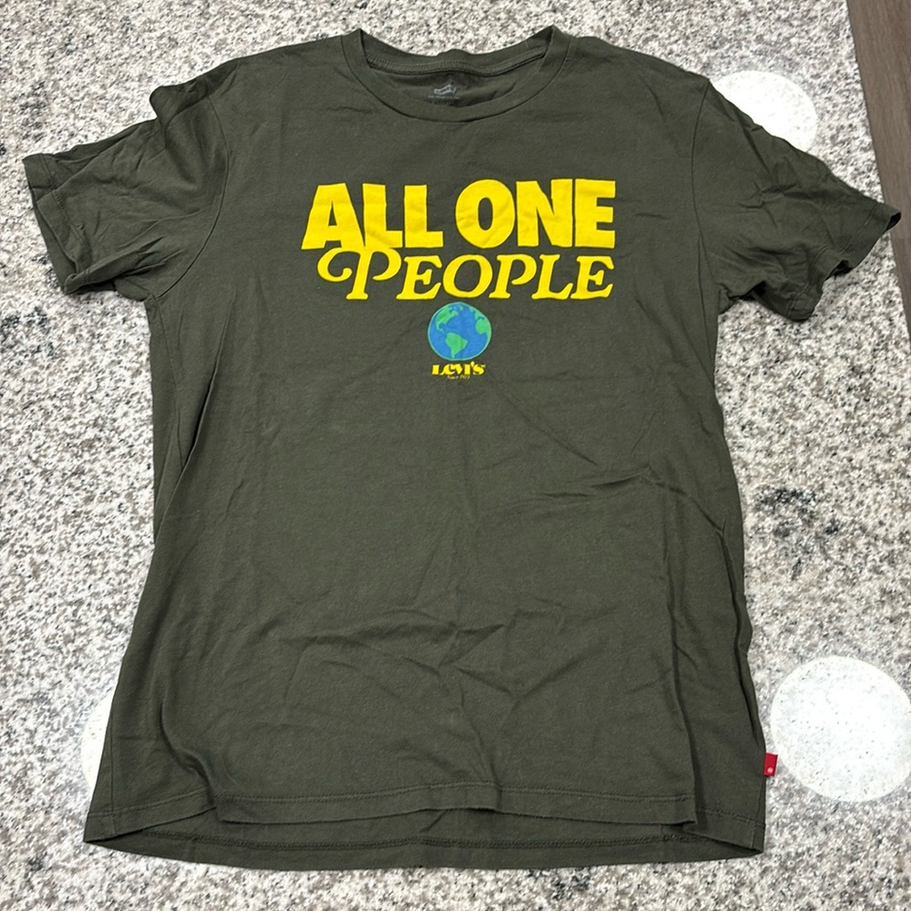 Levi’s Graphic Tee - All One People 🌎